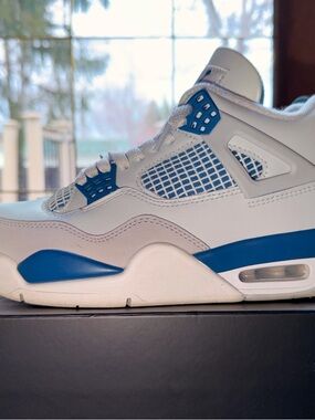 Nike Air Jordan 4 Retro Black and Red Shoe Box